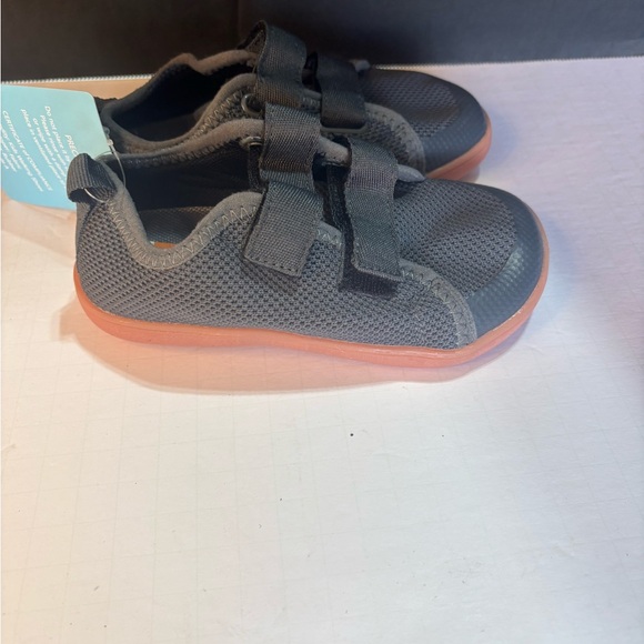 New toddler wide walking shoes - Picture 3 of 6